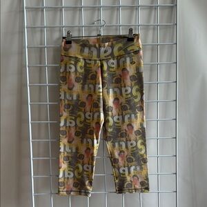Women’s Brasil Funky Cat letter Print Yellow Capri Leggings Size Small